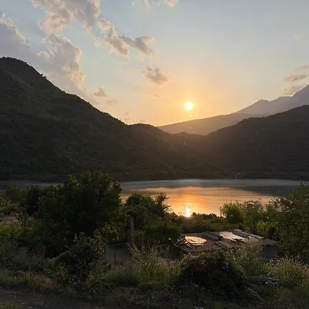 Lakeview Escape * Koman